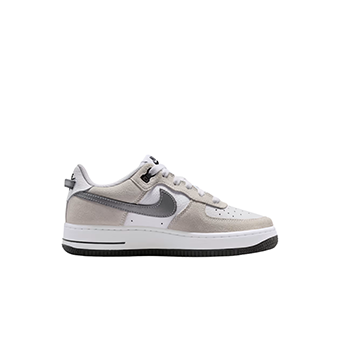Λευκά sneakers Air Force με μπεζ λεπτομέρειες