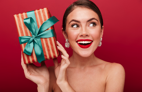 Shine bright: Κοσμήματα και αξεσουάρ που “φωτίζουν” τις γιορτές