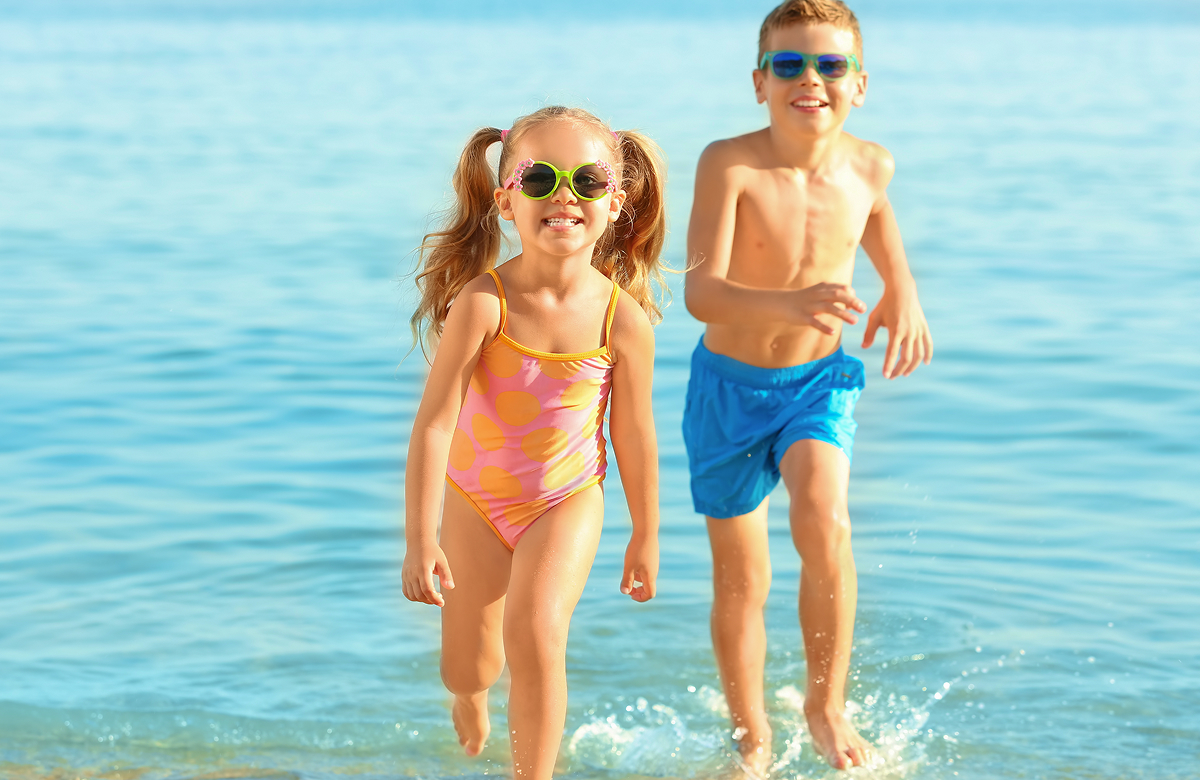 Happy kids at the beach: Ό, τι χρειάζονται τα παιδιά για ξέγνοιαστες καλοκαιρινές στιγμές!