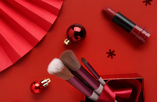 New Year, New Glow: Glam makeup για να υποδεχθείτε με λάμψη το 2026