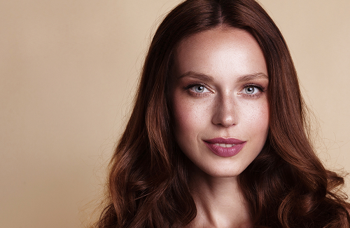 Hair in the spotlight: Θεραπείες περιποίησης για μεταξένια και υγιή μαλλιά